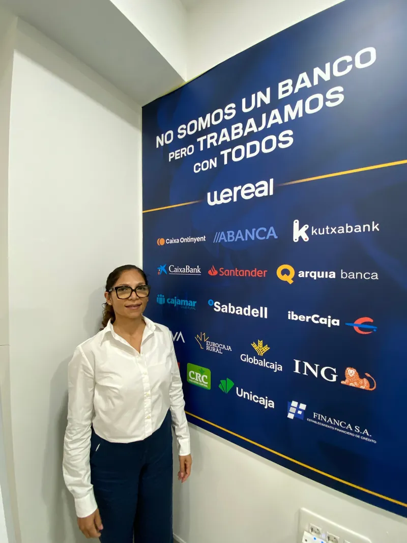 Elva Zamudio junto al panel «No somos un banco pero trabajamos con todos» de Wereal
