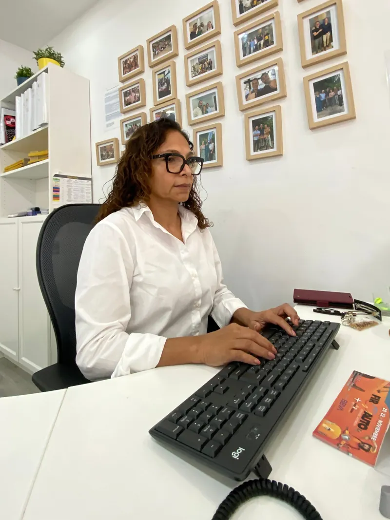 Elva Zamudio trabajando en su mesa en la oficina de Wereal Grupo Inmobiliario