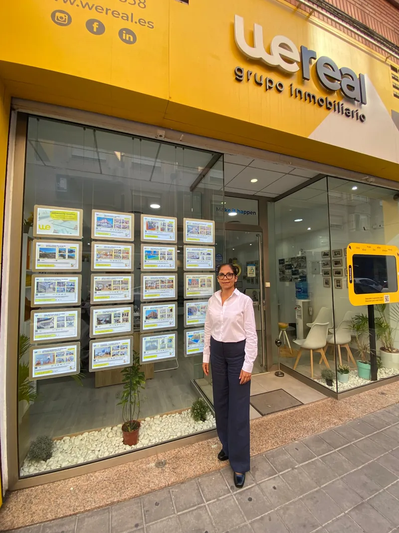 Elva Zamudio en la puerta de la oficina de Wereal Grupo Inmobiliario en Alicante